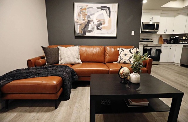 Edgemont Getaway Suite | King Bed | Private Entry