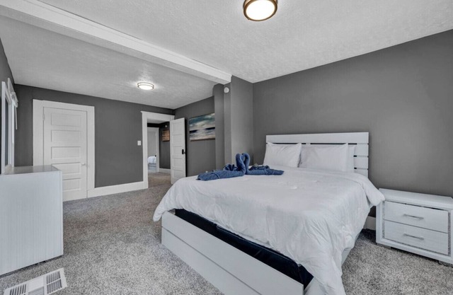 Edgewater Beach Haven - The Florence Nightingale (Only 1 room, not the entire house)