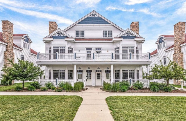 Edgewater Escape: 4 Bedroom, Sleeps 14!