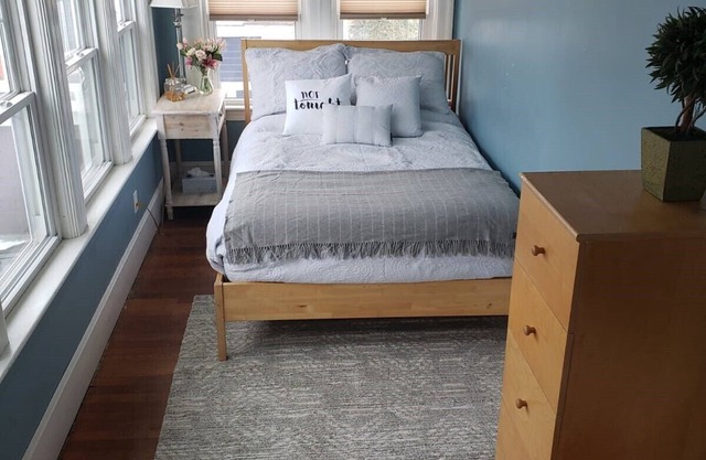 Edgewood, Cranston Charming 1 Bed by the Bay.