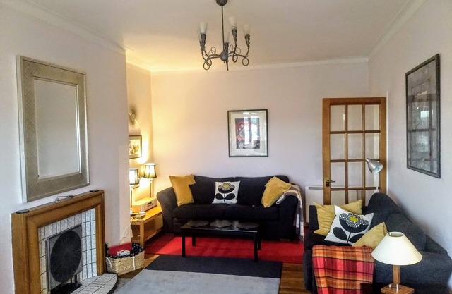 Edinburgh Art Deco city centre apartment. Beautifully presented home-from-home