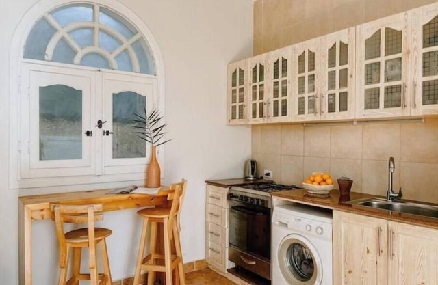 Eel Garden Villas - street apartment by the beach