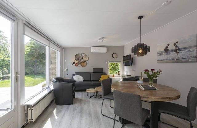 Een Zeer Comfortabel Vakantiehuis op Park Duinland in Sint Maartenszee