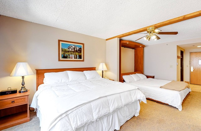 Efficient Mountain Escape W/Murphy Bed, Shared Pool, Slope Access & Kitchenette