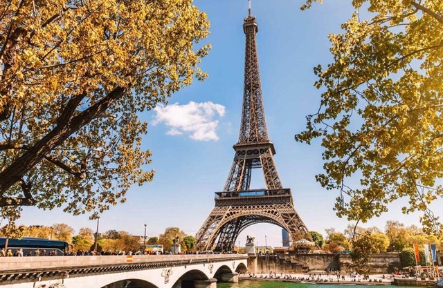 EIFFEL TOWER VIEWS STUDIO APARTMENT WITH BALCONY