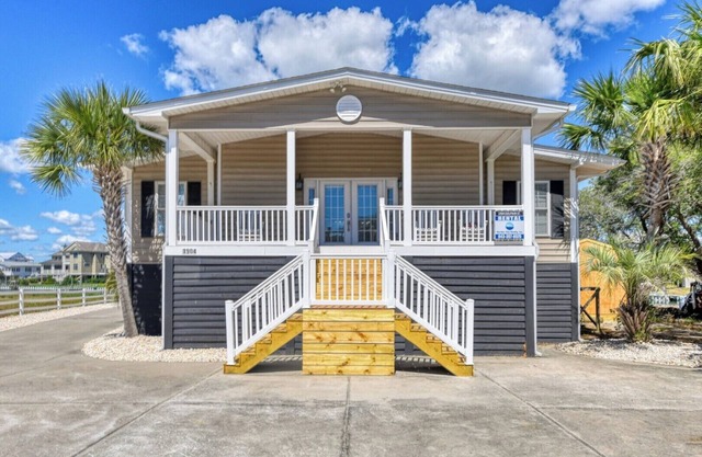 Eight Bedroom, Eight and a half bathrooms, Channel Front Home, Private Pool