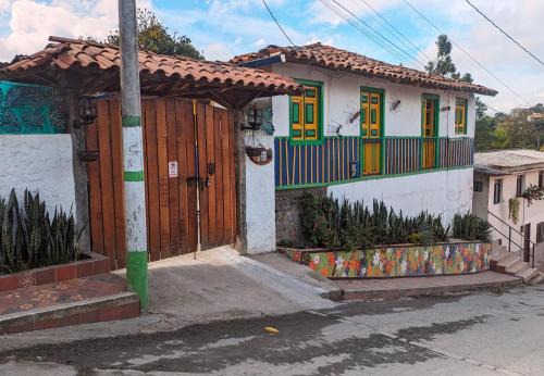 El Aguacate - Casa Tipica Cafetera Colombiana