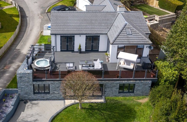 ELDWICK VILLA, pet friendly, luxury holiday cottage in Bingley