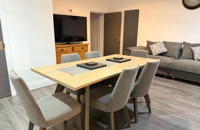 Elegance meets Comfort Free Parking Wifi and Netflix Ensuite Rooms Sleeps up to 10 ppl
