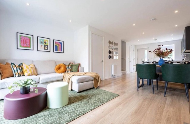 Elegance Retreat - 2 Bed Holiday Home with Parking