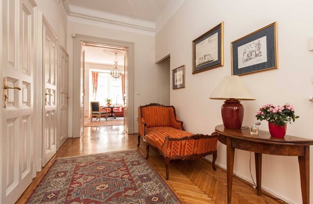 Elegance & Tradition - Budapest Historic Center Apartment - sleeps 6