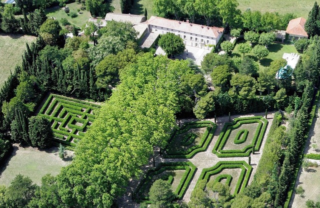 Elegant 18th c. country house, beautiful lush park, lovely pool.