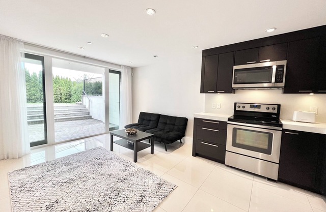 Elegant 2 bedroom Guest Suite in Prime Ambleside near Beach, Mall, Downtown