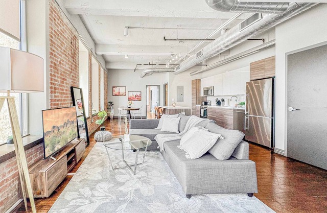 Elegant 2BD | DT Dallas | Sleeps 4 | Free Parking