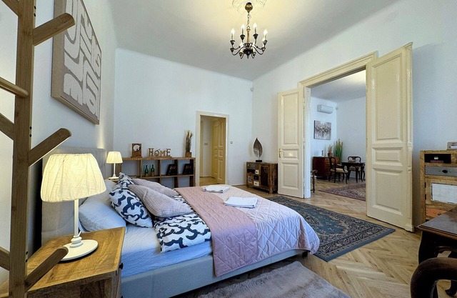 Elegant 2BDR 125m2 Apartment Downtown Budapest