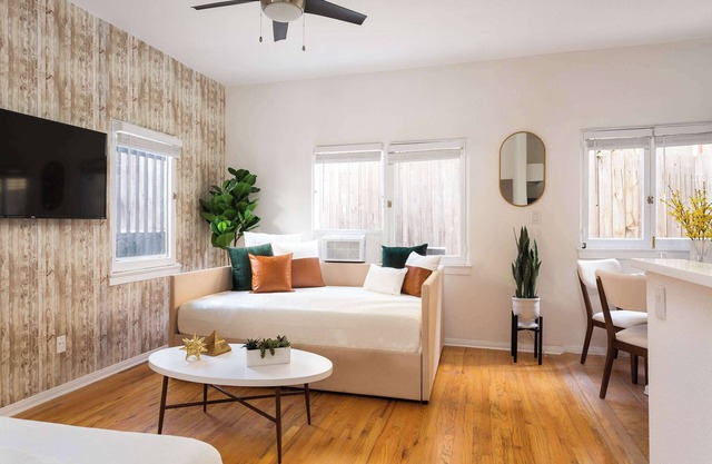 Elegant 2BR Apt | Sleeps 6, Parking + AC