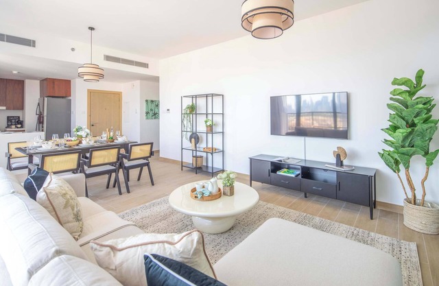 Elegant 2BR in La Mer Facing the Dubai Skyline!