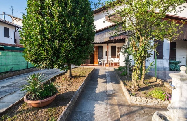 Elegant 3-rooms-detached house, air conditioning, large covered terrace with grill.