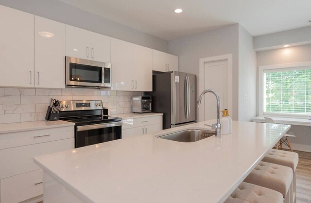 Elegant 3BDR Getaway - Free Wi-Fi + 2 King Beds