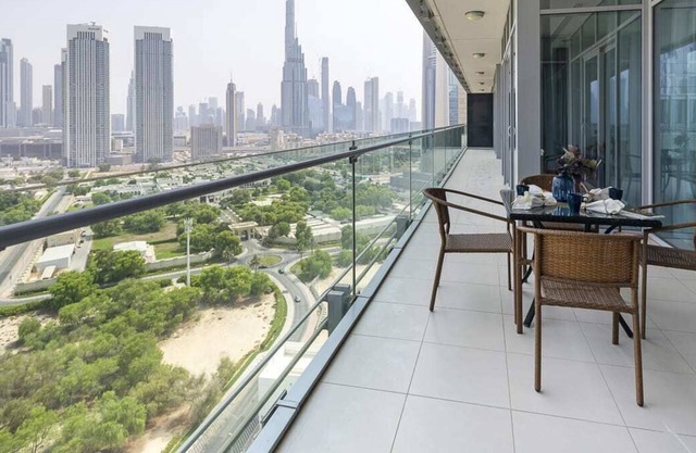 Elegant 3BR w/ Large Balcony & Burj Khalifa Views!