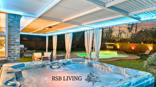 Elegant 5BR 2,5BA Holiday Home with Pool, Jacuzzi, BBQ, and Cinema Room