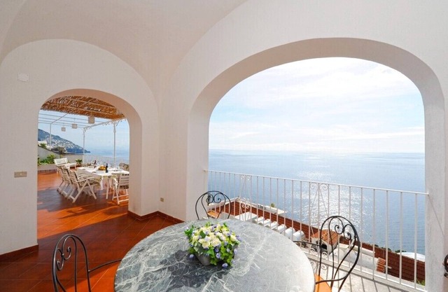 Elegant and central villa with private gated parking in Positano