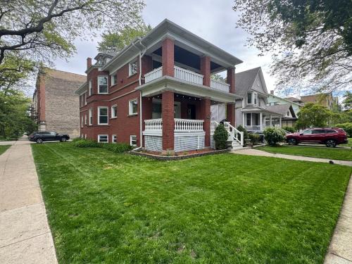 Elegant and Chic 2Bed 2Bath steps from the lake!