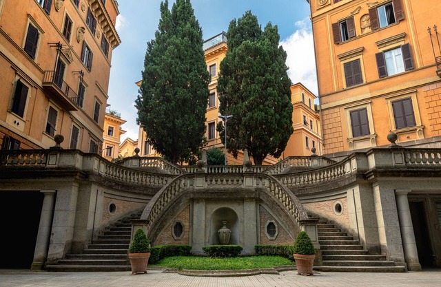 Elegant and spacious suite in upscale setting within walking distance of Villa Borghese.