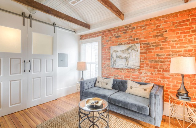 Elegant Apt | Dtwn Belmont close to Hospital