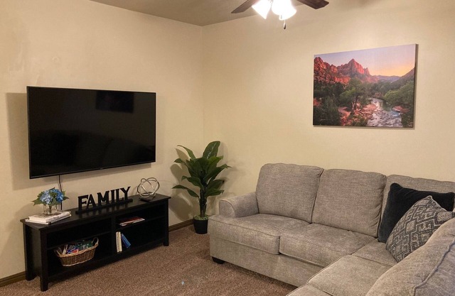 Elegant Cedar Ridge Escape with clubhouse amenities - pool, hot tub, gym, grill.