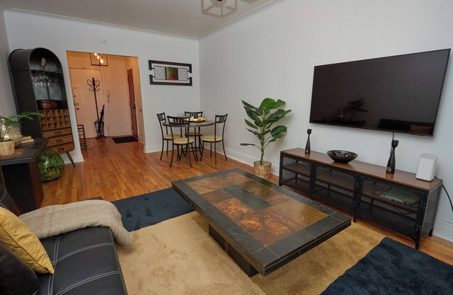 Elegant, discreet and spacious apartment/fast internet very close to the center