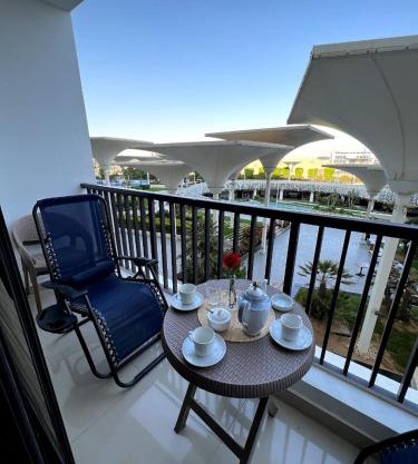 Elegant duplex with pool frontAUC