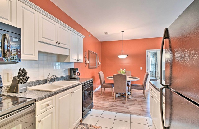 Elegant Fayetteville Condo: 8 Mi to Downtown!
