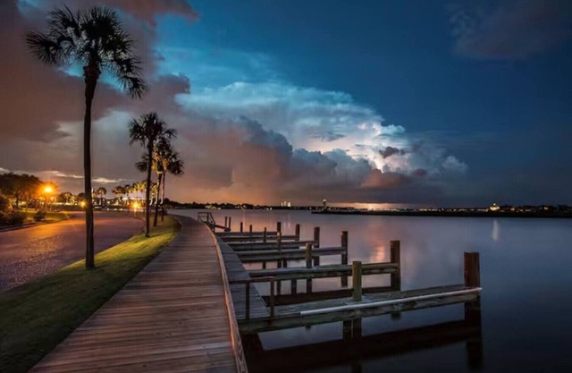 Elegant Hideaway Close to NASA and Kemah Boardwalk