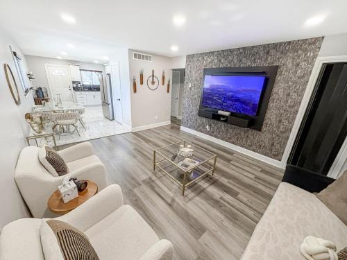 Elegant Home Mins from DTW