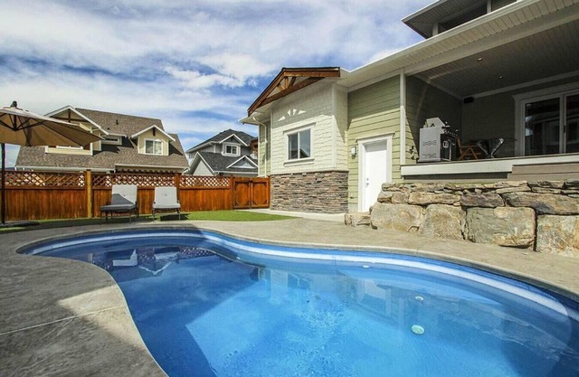 Elegant Kelowna Retreat: Heated Pool, 4BR, AC, BBQ