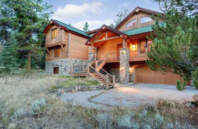 Elegant Lodge with Panoramic Views, Hot Tub onsite