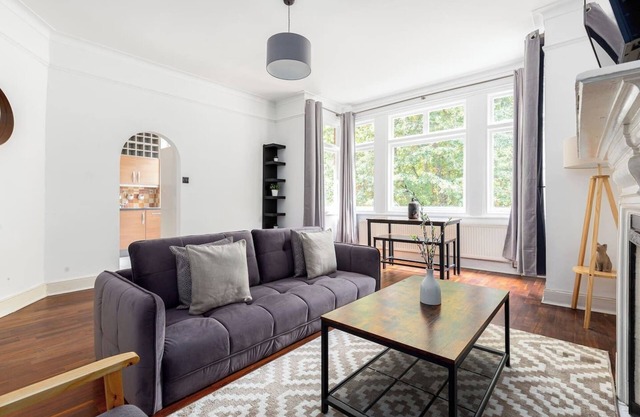 Elegant & Modern 2 Bed Flat in Chiswick