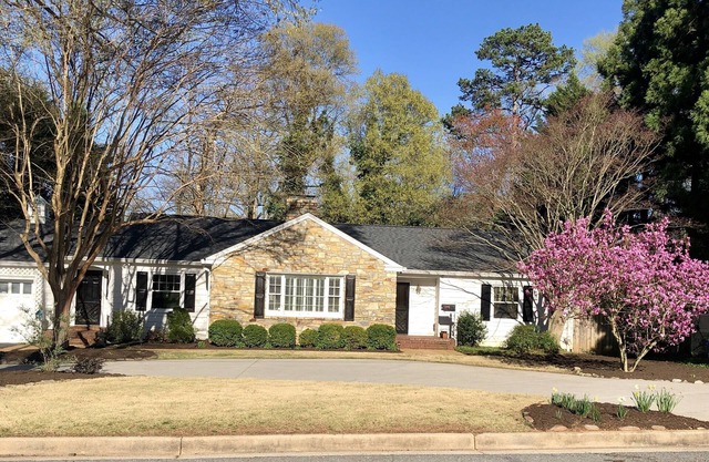 Elegant Pet Friendly Ranch Home close to everything!