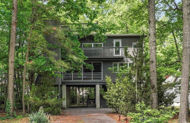 Elegant Pet Friendly TreeTop Retreat w/decks; Close to OC beaches and pools