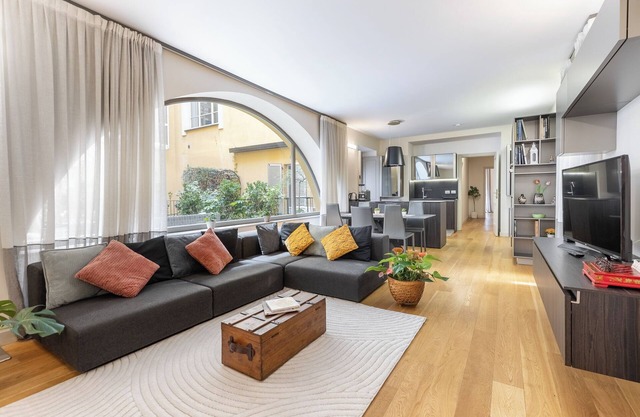 Elegant & Quiet 200 sqm | Terrace | Private Jacuzzi | City center
