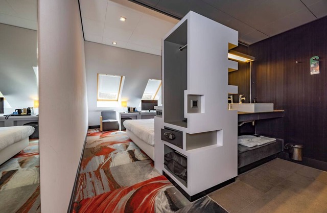 Elegant Room With Garden Views Parking Close to Local Attractions