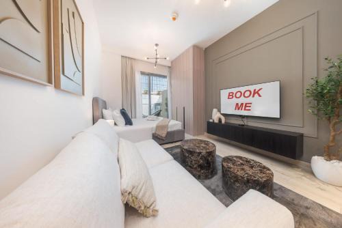 Elegant Studio in JVT Sleeps 3 with Balcony