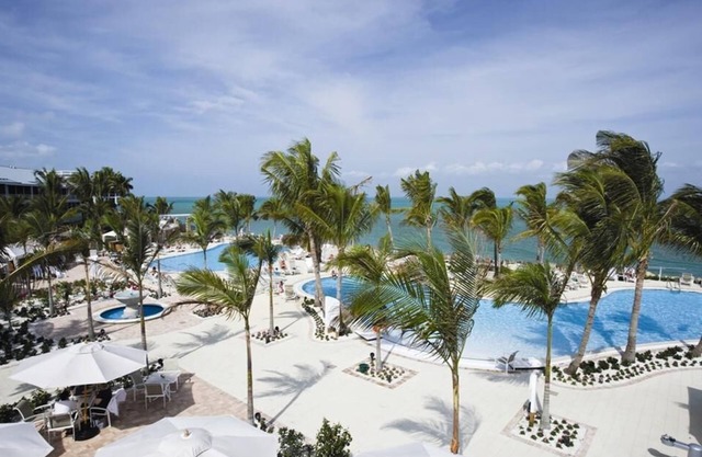 Elegant Three Bedroom Bayside Villa with Direct Access to Gorgeous Beaches
