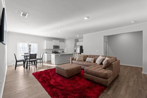 Elegant Townhouse Retreat Near Mall Of Georgia