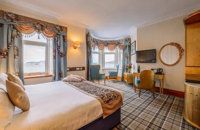 Elegant Victorian Stay with Easy Access to Coastal Walks & Stunning Island View