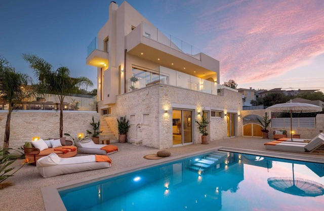 Elegant Villa with pool, hot tub & breathtaking sea views