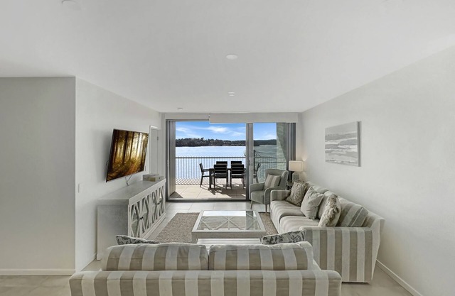 Elegantly Spacious 3-Bed Unit Overlooking the Bay