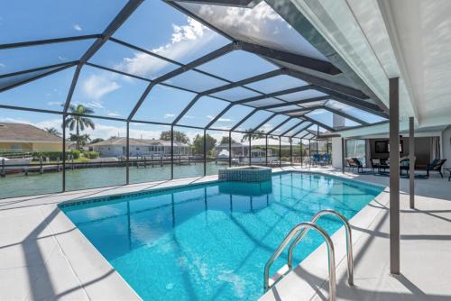 ELEVATED 955 - Spacious Family Riverfront home 4 Bedrooms