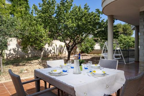 Elisa's - Villa with garden by the sea